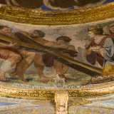 Le scene bibliche e i paesaggi edenici si intervallano poi alle rappresentazioni di personaggi storici. In uno dei sottarchi l�imperatrice Elena inginocchiata davanti alla croce � avvolta in una veste rosso porpora...